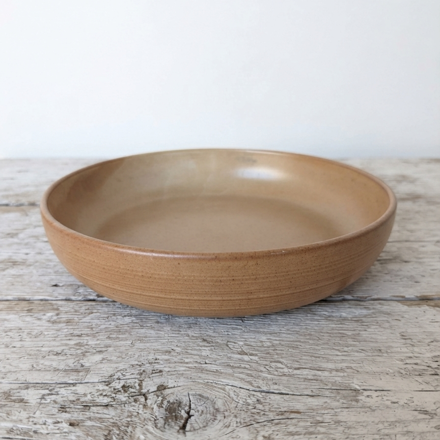 Grand plat creux rond en grès naturel de la manufacture française Grès Village, diamètre 30 cm