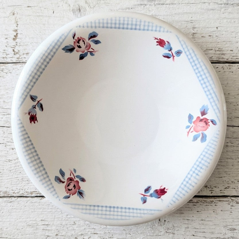Plat creux calotte 24 cm Digoin Sarreguemines modèle Yves. Coupe à fruits en faïence vintage, décor roses et vichy bleu. Très bon état. Envoi soigné.