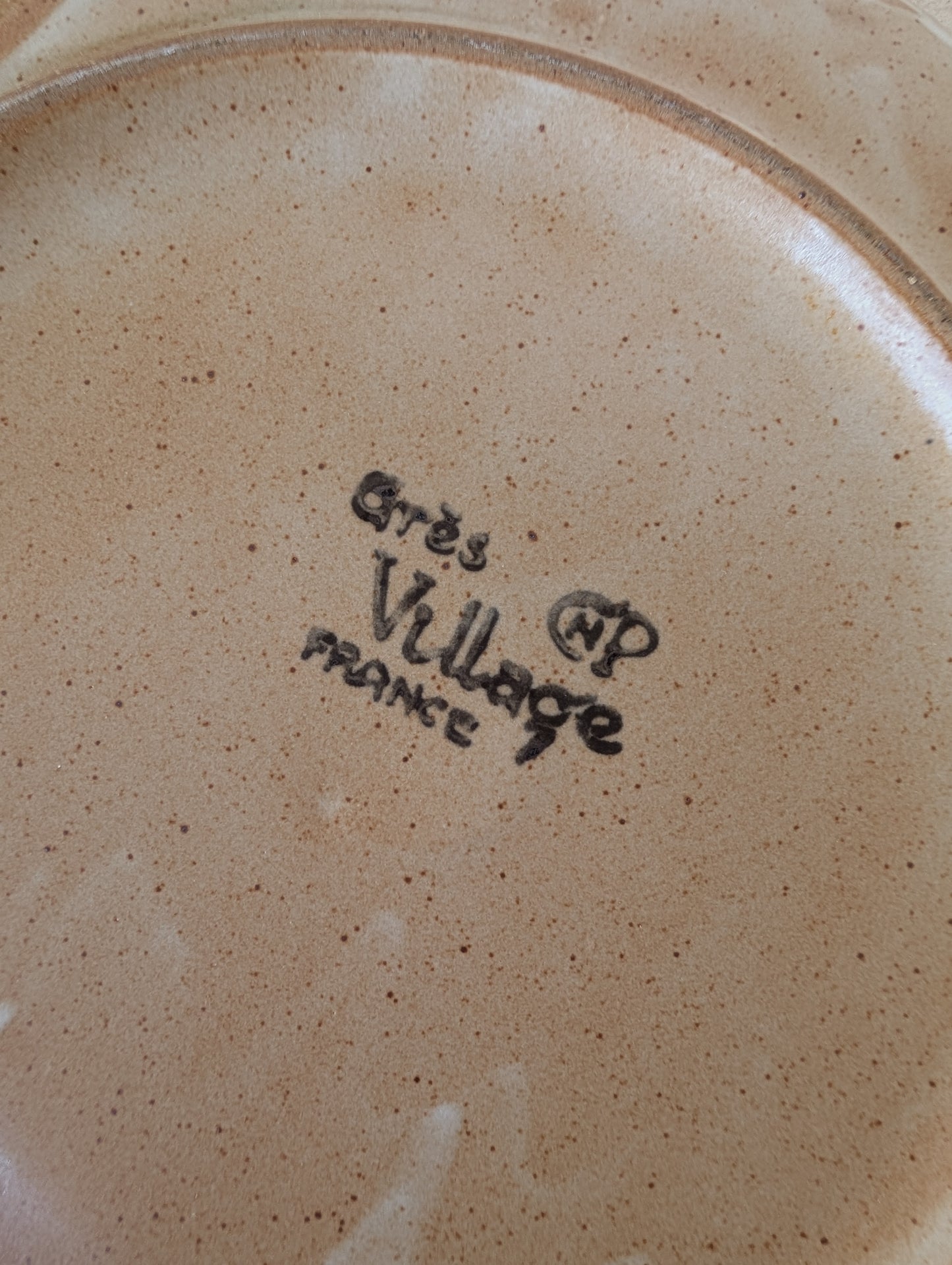 Assiette Plate en Grès Vintage – "Grès Village" France | Diamètre 27 cm