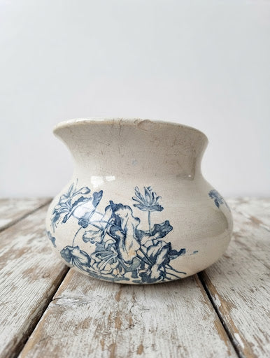 Broc Ancien "Joufflu" en Terre de Fer – Gien Porcelaine Opaque (Décor Floral Bleu)