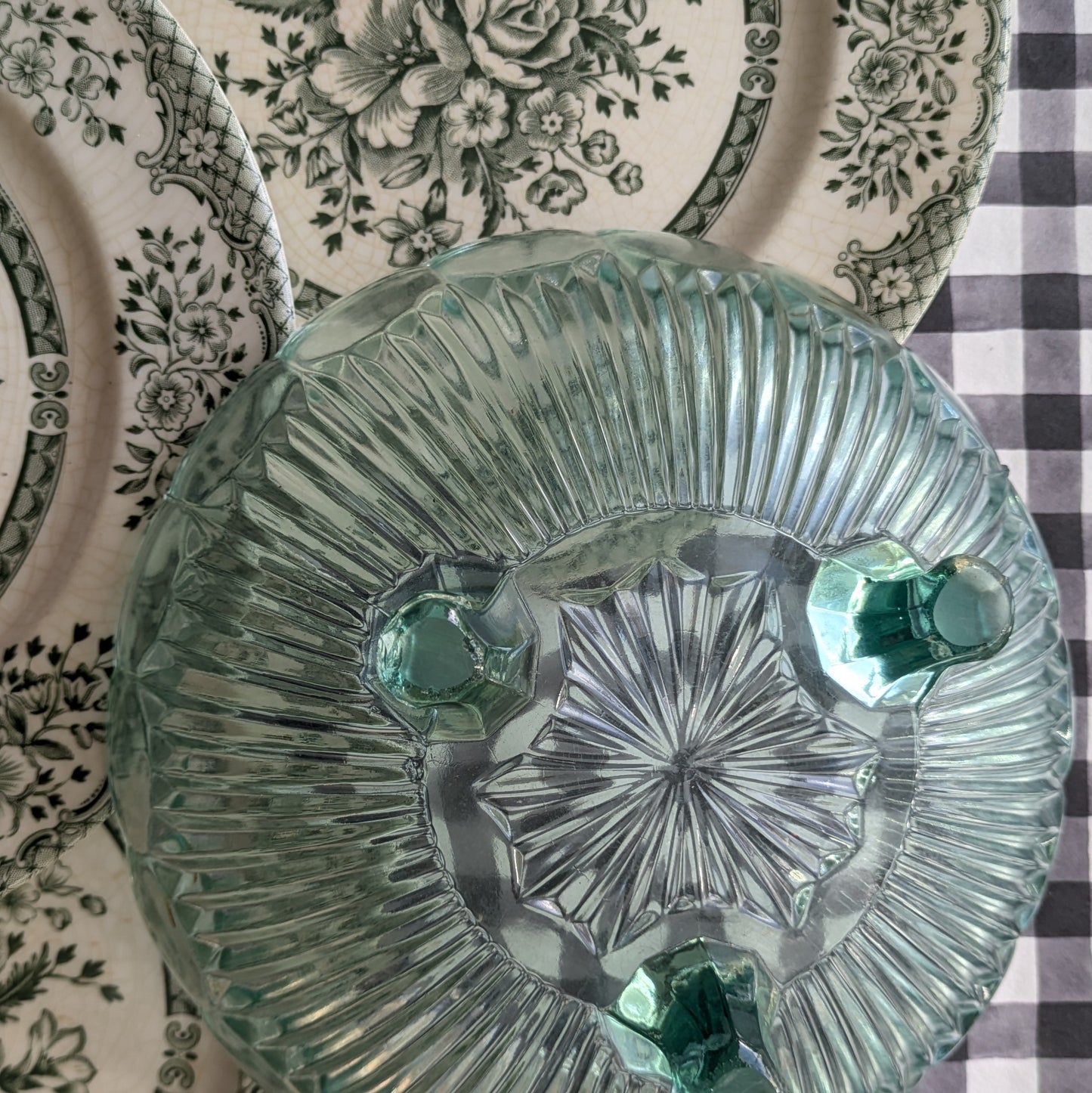 Coupe en verre moulé vert sur pieds