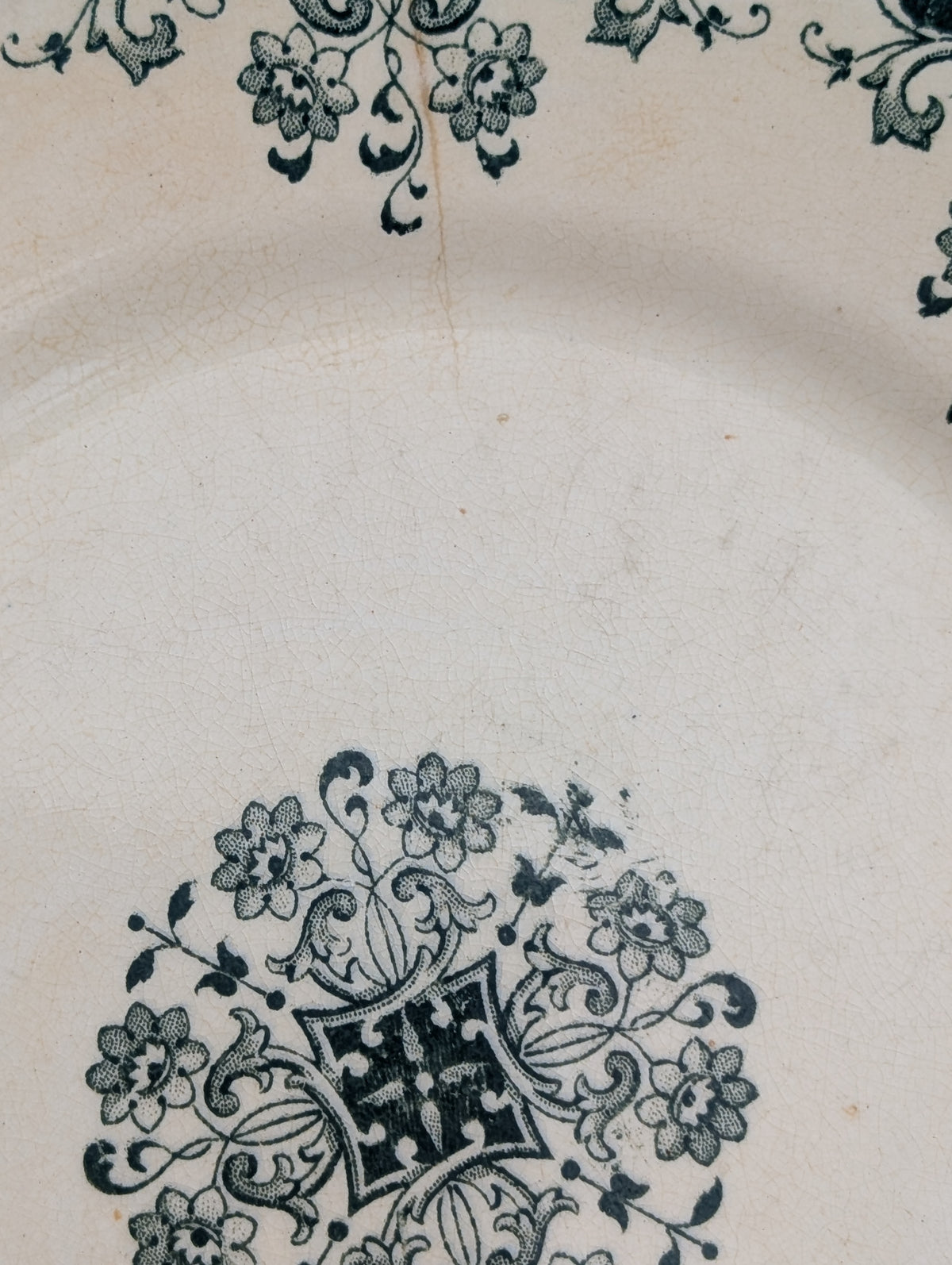 Assiette à dessert ancienne Terre de Fer – Modèle "MIGNON" – U&C Sarreguemines (c. 1880–1910)