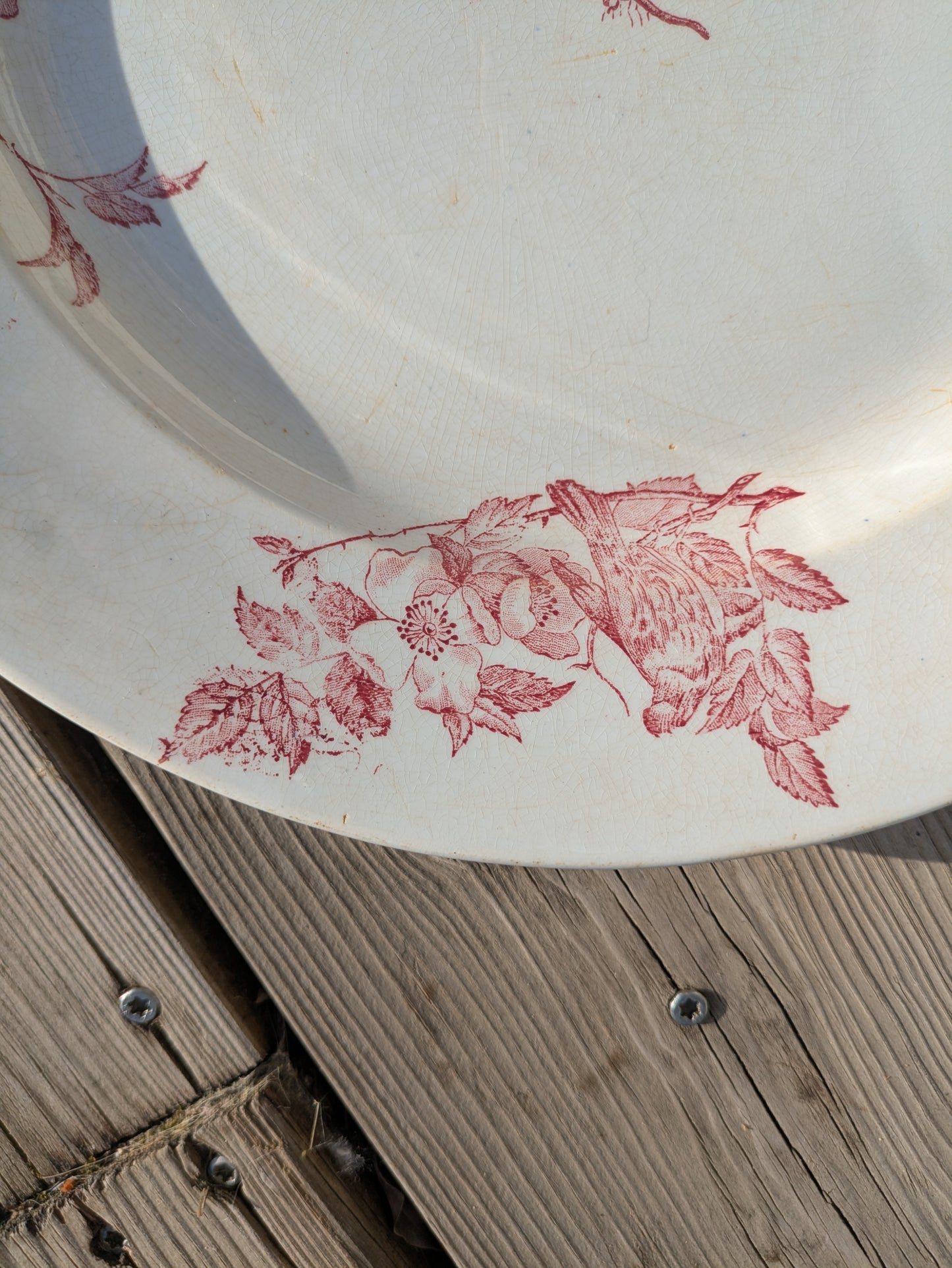 Grande Assiette de Présentation Pexonne – Modèle "Volantine" Rouge – Manufacture Fenal Frères (Fin XIXe)