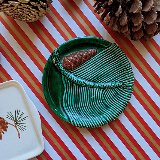 Petit Plat Décoratif "Cône de Pin & Feuille" barbotine vintage