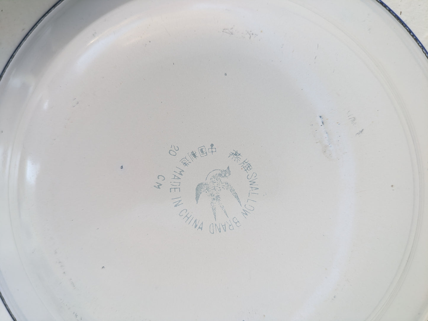 Lot d'assiettes vintage en tôle émaillée bumper harvest et swallow brand