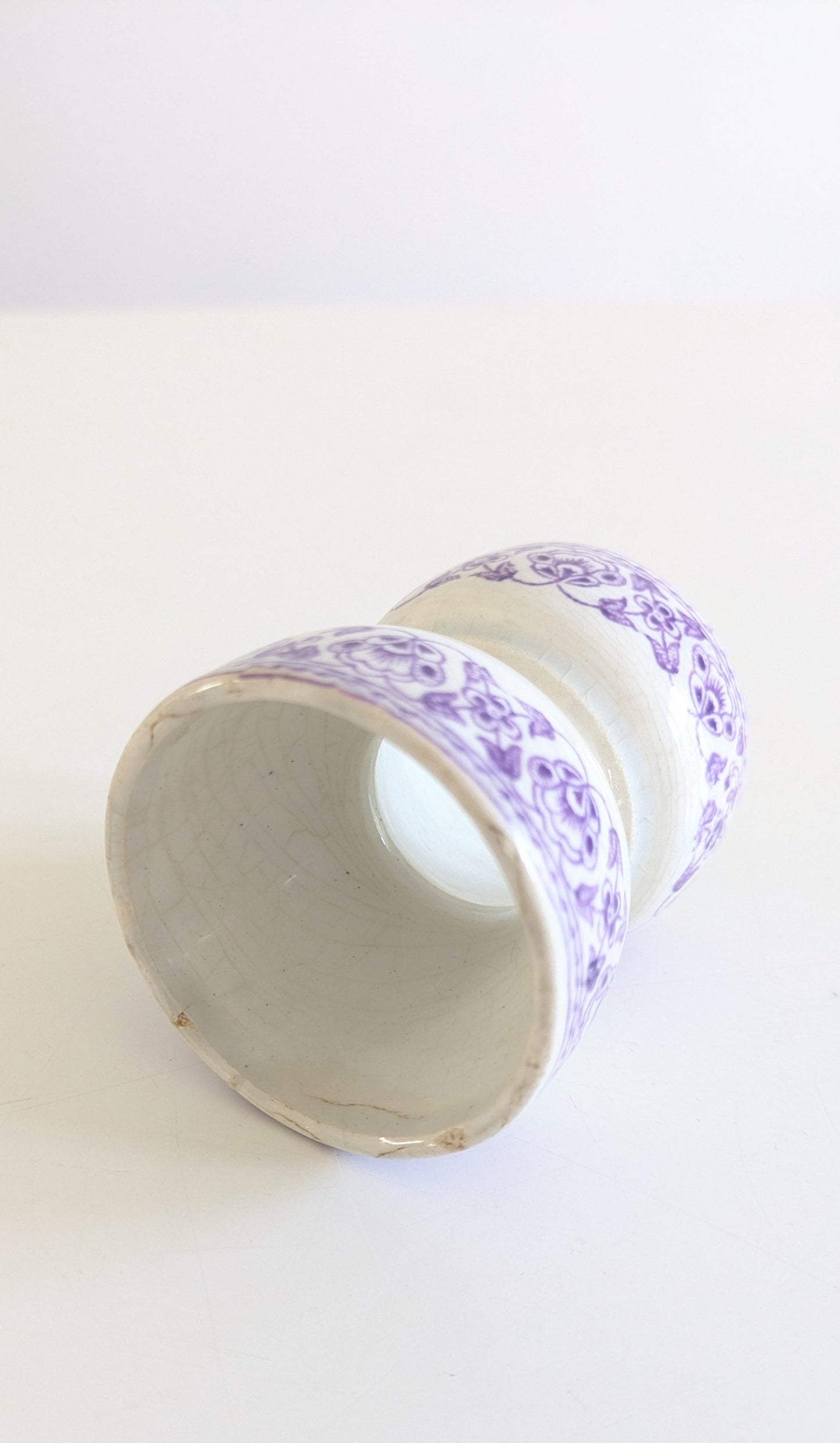 Coquetier diabolo ancien en terre de fer décor couleur lilla