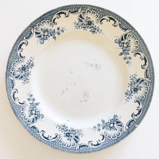 Assiette plate terre de fer modèle La valliere saint amand et hamage nord