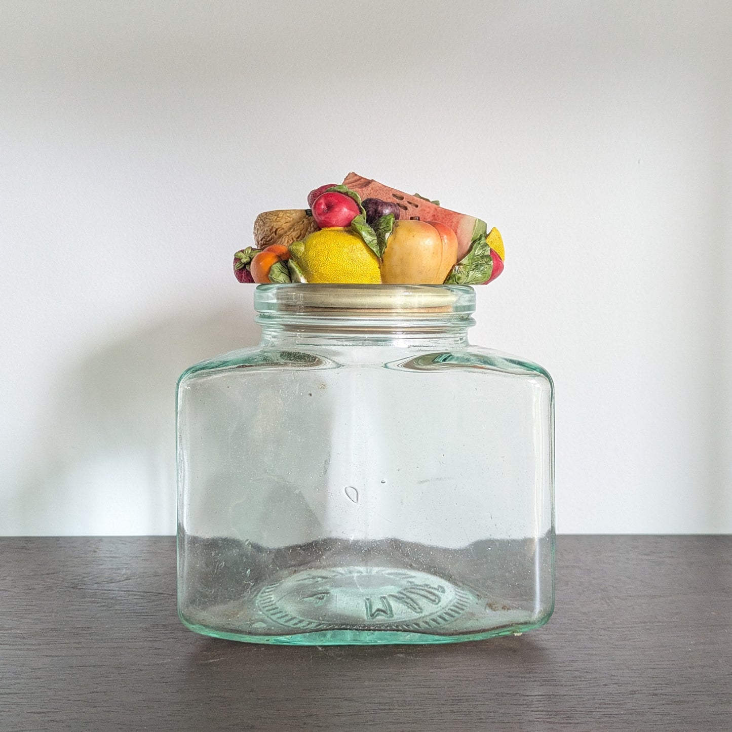 Bocal Ancien en Verre Italien – Forme Triangulaire & Couvercle Fruits en Céramique – Vintage