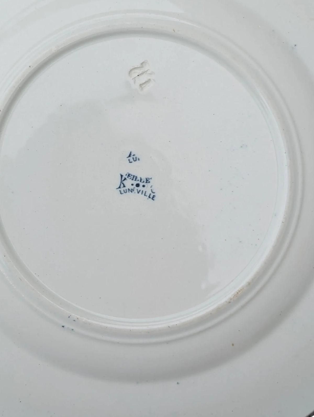 Assiette Plate Ancienne Lunéville K&G – Modèle "Œillets" – Faïence Terre de Fer Bleue XIXe / Début XXe
