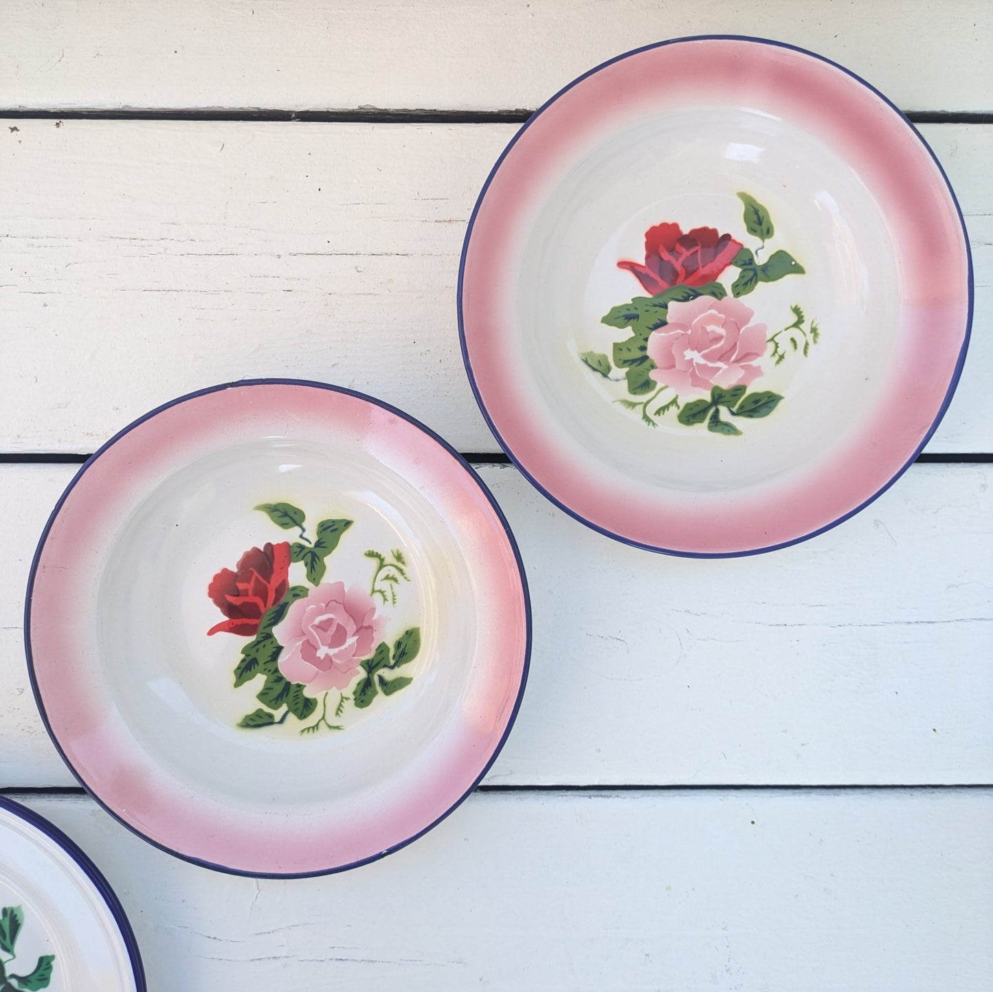 Lot d'assiettes vintage en tôle émaillée bumper harvest et swallow brand