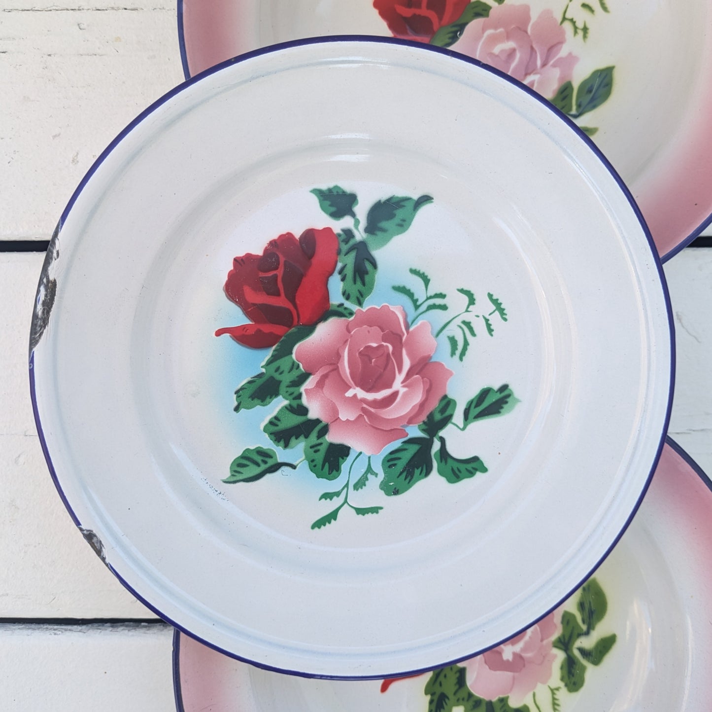 Lot d'assiettes vintage en tôle émaillée bumper harvest et swallow brand