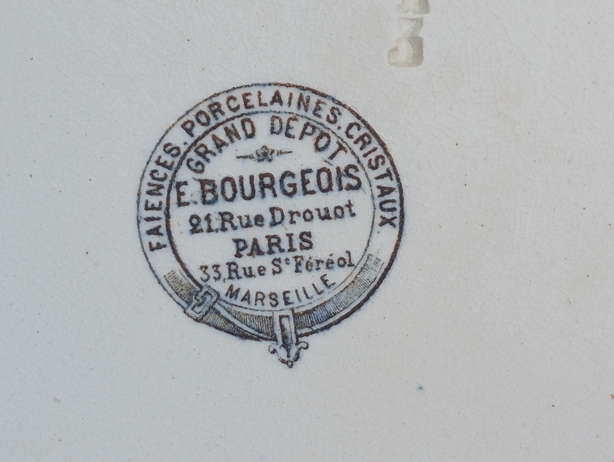 Assiette plate ancienne Terre de Fer – Grand Dépôt Émile Bourgeois (Paris & Marseille) – Décor "Oiseau & Fleurs" (Fin XIXe siècle)