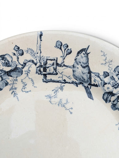 Assiette plate ancienne Terre de Fer – Grand Dépôt Émile Bourgeois (Paris & Marseille) – Décor "Oiseau & Fleurs" (Fin XIXe siècle)
