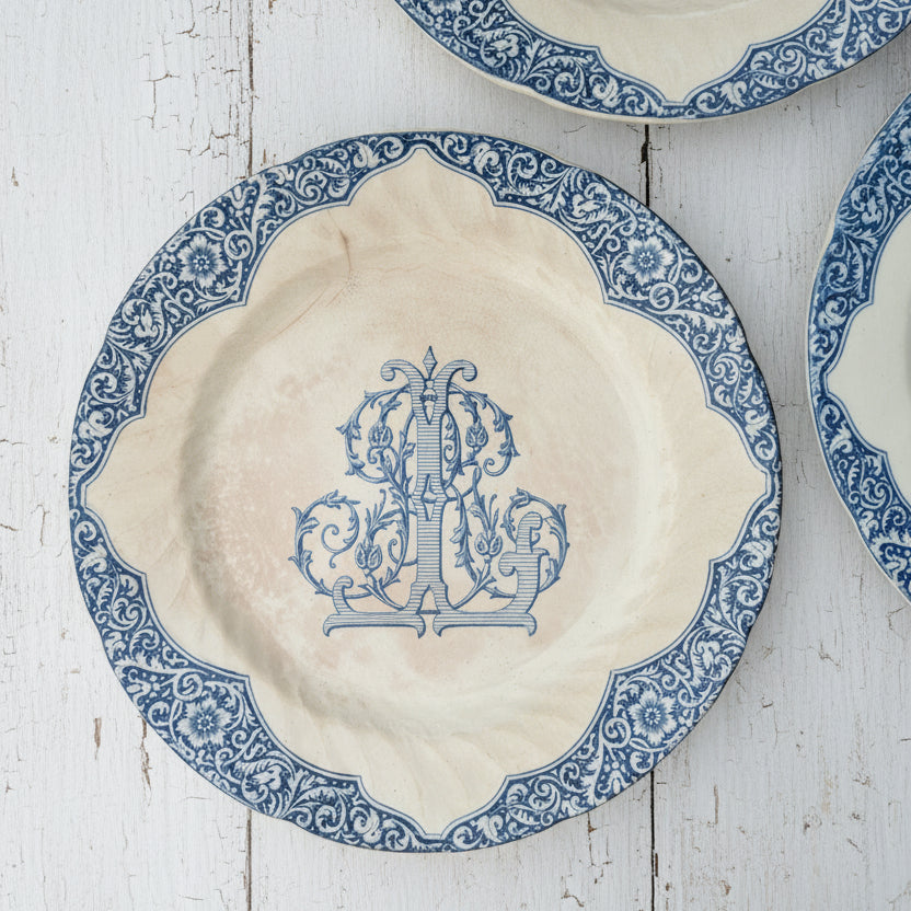 Lot de 3 Assiettes Anciennes Terre de Fer Gien - Décor Monogramme Bleu - XIXe