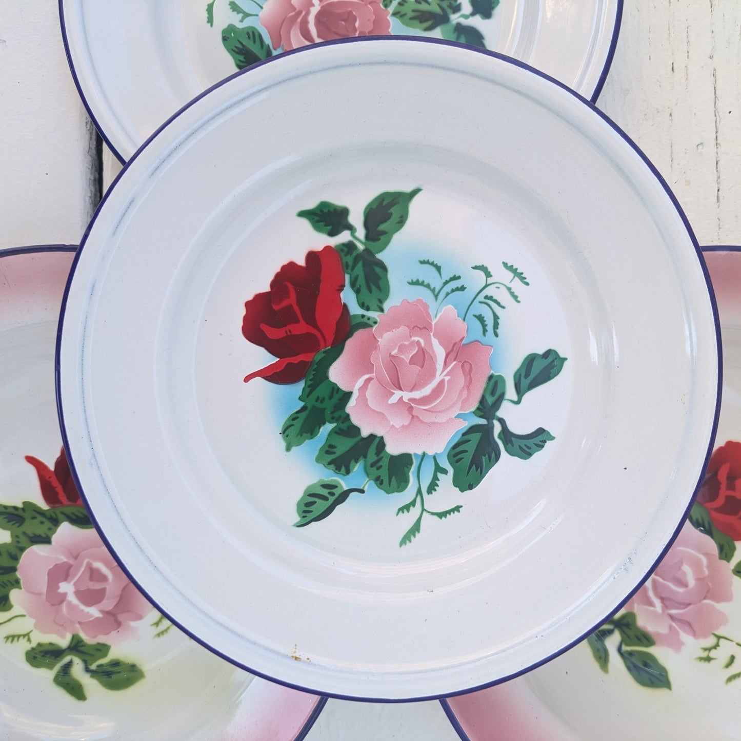 Lot d'assiettes vintage en tôle émaillée bumper harvest et swallow brand