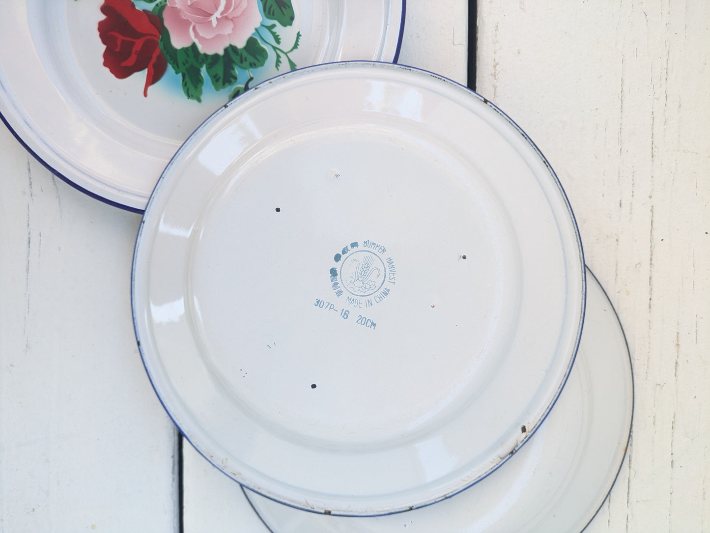 Lot d'assiettes vintage en tôle émaillée bumper harvest et swallow brand