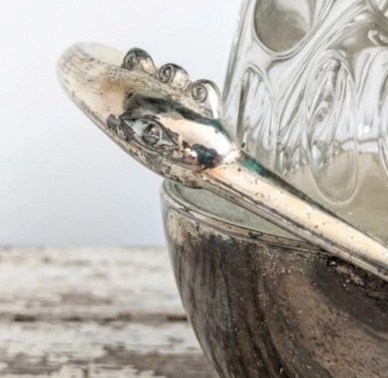 Pique-fleurs ancien en métal argenté et verre