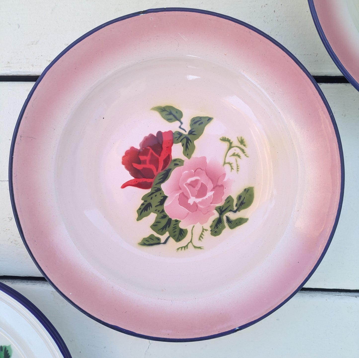 Lot d'assiettes vintage en tôle émaillée bumper harvest et swallow brand