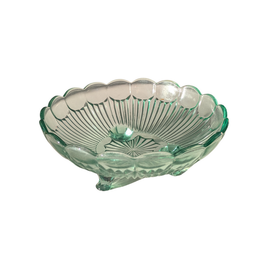 Coupe en verre moulé vert sur pieds