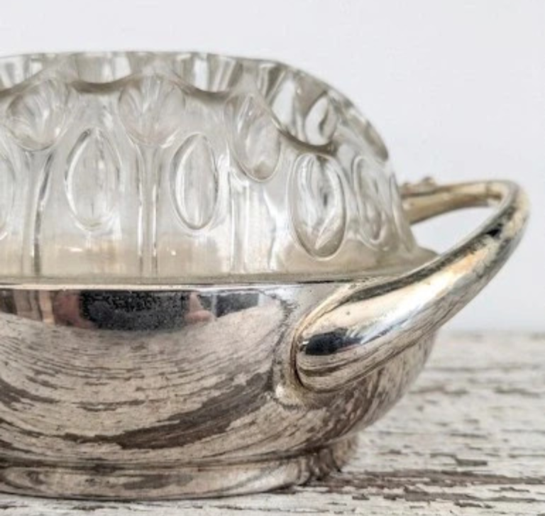 Pique-fleurs ancien en métal argenté et verre