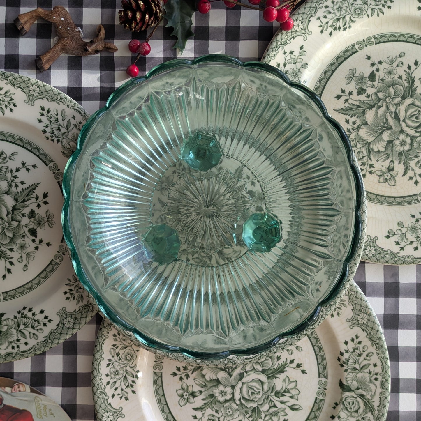 Coupe en verre moulé vert sur pieds