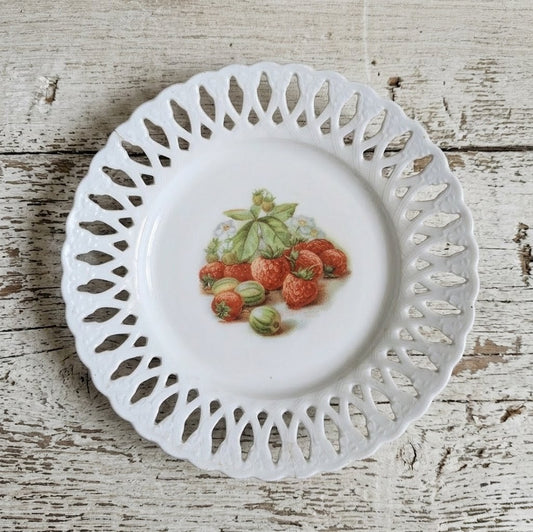 Assiette Décorative en Porcelaine Ajourée – Décor Fraises et Groseilles – Style Vieux Paris / Schumann