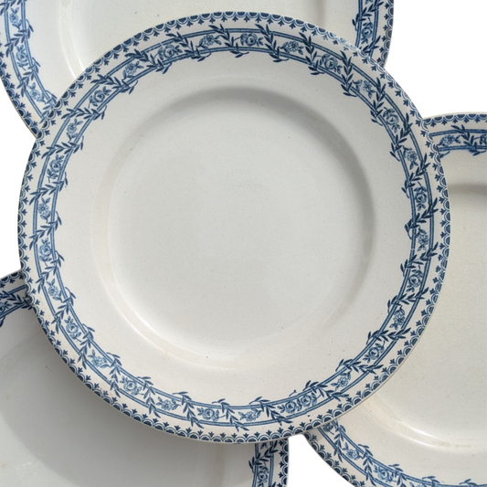 Lot de 4 assiettes plates anciennes en terre de fer modèle Primerose