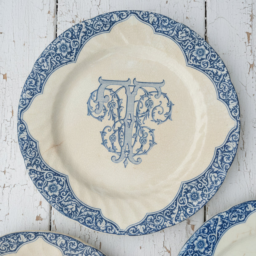 Lot de 3 Assiettes Anciennes Terre de Fer Gien - Décor Monogramme Bleu - XIXe