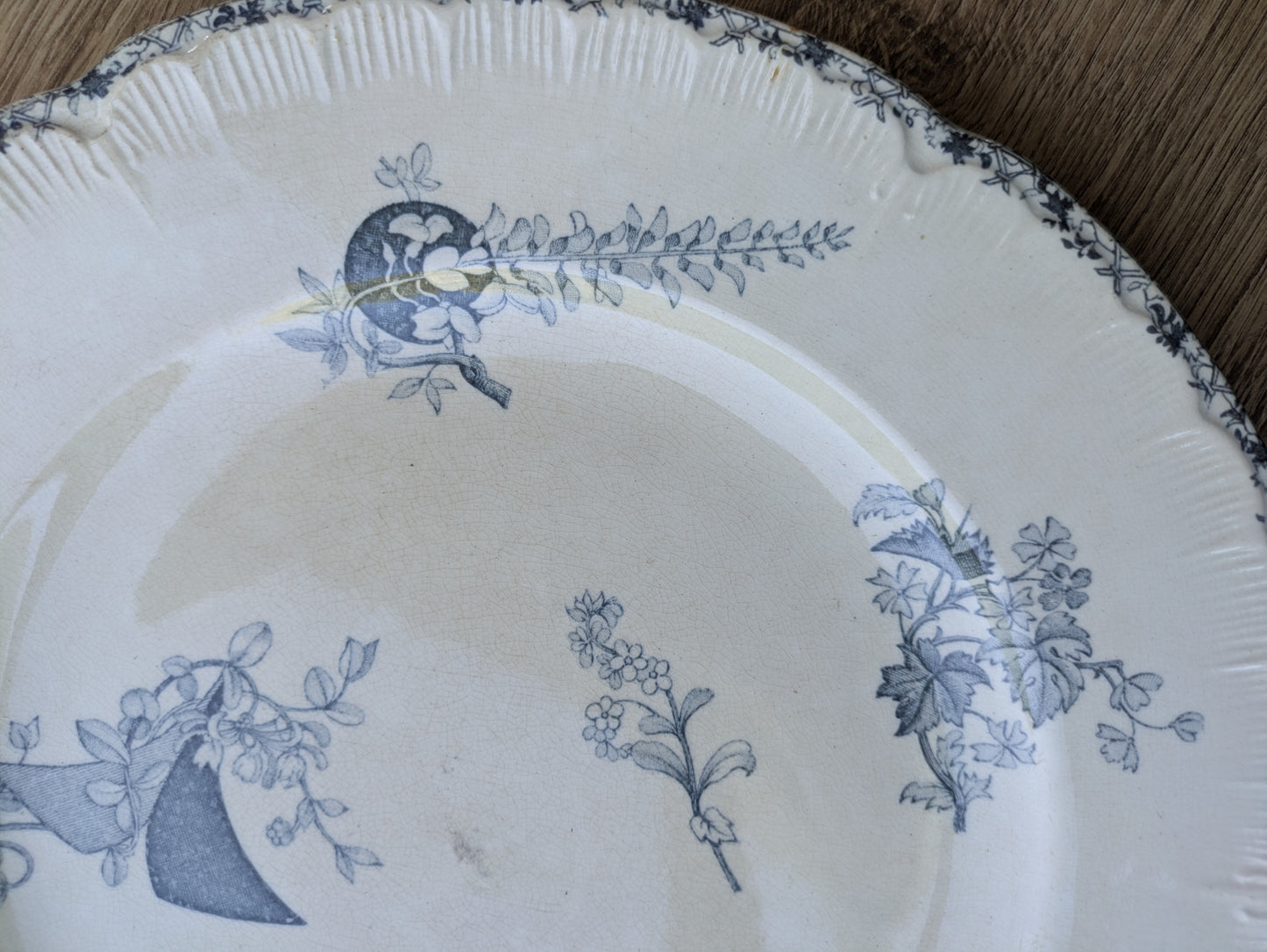Grande Assiette de Présentation Ancienne – Faïence de Choisy-le-Roi – Marquage "Grand Dépôt Paris & Marseille" (XIXe)