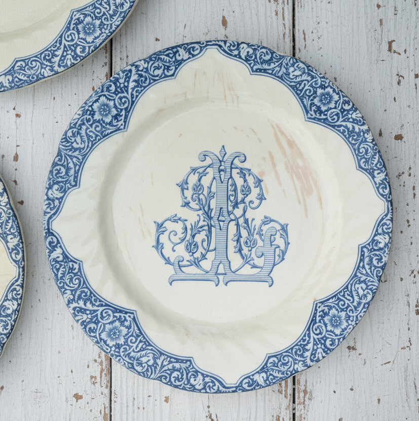 Lot de 3 Assiettes Anciennes Terre de Fer Gien - Décor Monogramme Bleu - XIXe
