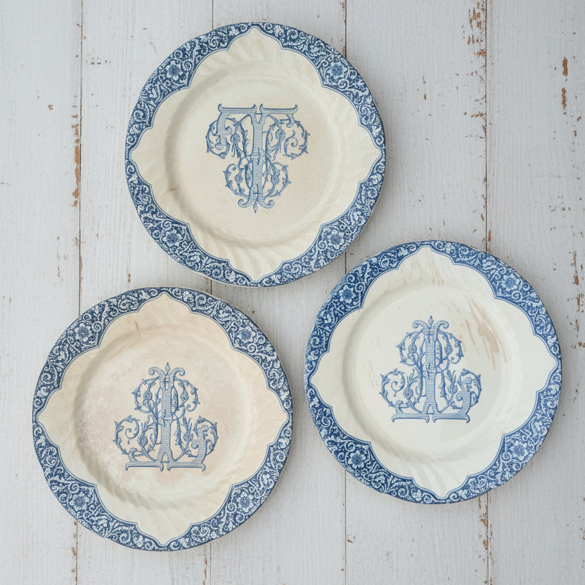 Lot de 3 Assiettes Anciennes Terre de Fer Gien - Décor Monogramme Bleu - XIXe