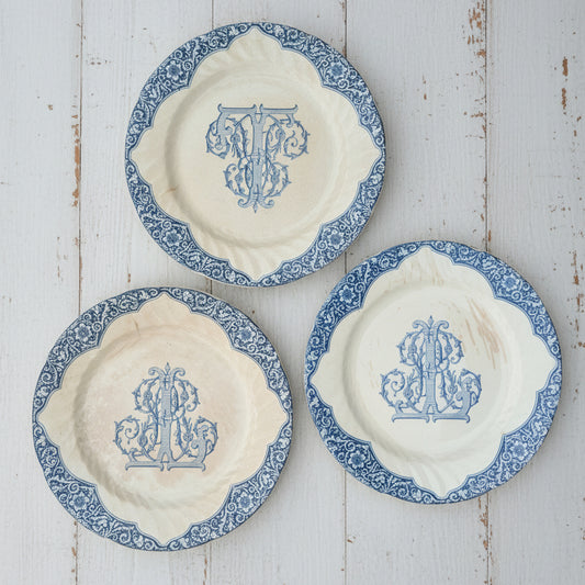 Lot de 3 Assiettes Anciennes Terre de Fer Gien - Décor Monogramme Bleu - XIXe
